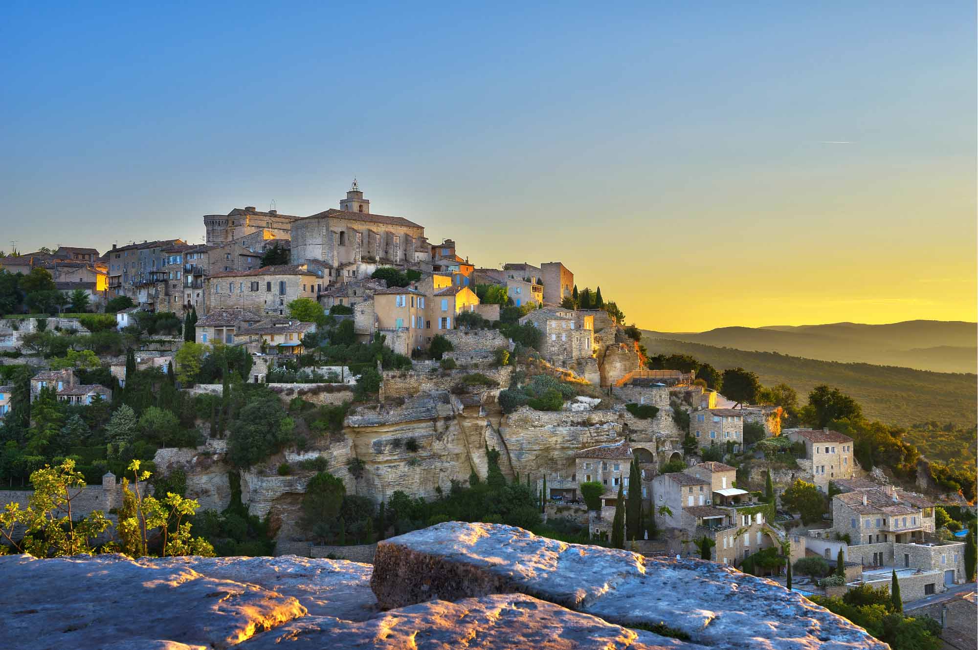 Vue vertigineuse sur Gordes et la vallée du Luberon depuis le Rocher Bel Air