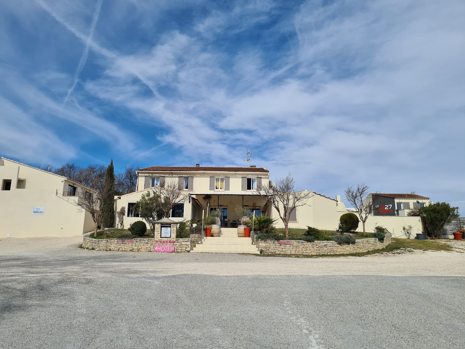 Les Loges du Luberon à Coustellet Les Loges du Luberon, hôtel 3 étoiles face au massif du Luberon