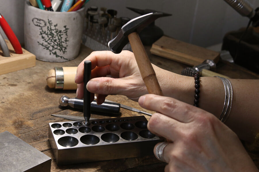 Création artisanale de bijoux en argent à l'atelier Poussière d'Argent
