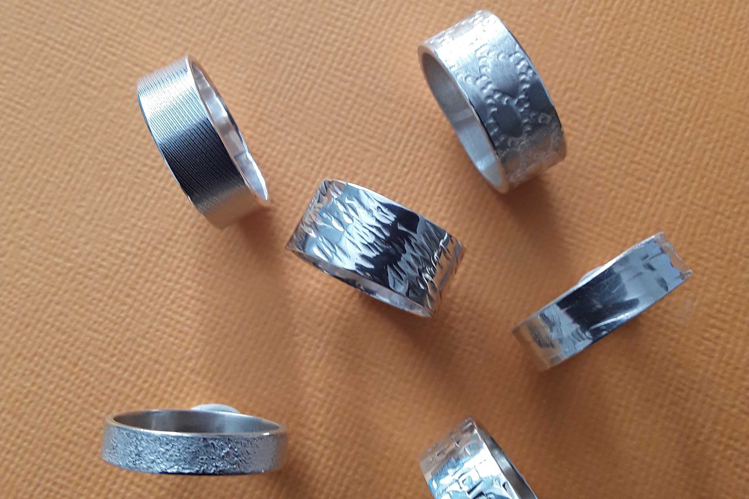 Bagues artisanales en argent réalisées à la main chez Poussière d'Argent