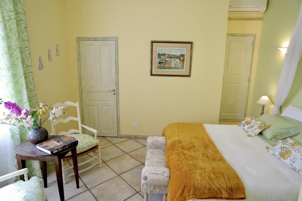 Chambre lumineuse et chaleureuse avec décoration provençale, située à la Fontaine des Magnarelles dans le Luberon