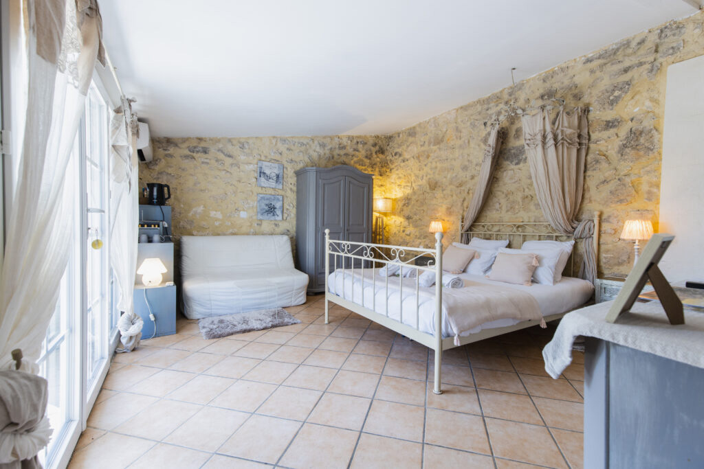Chambre Grand Luberon à Manon en Luberon, décoration chaleureuse