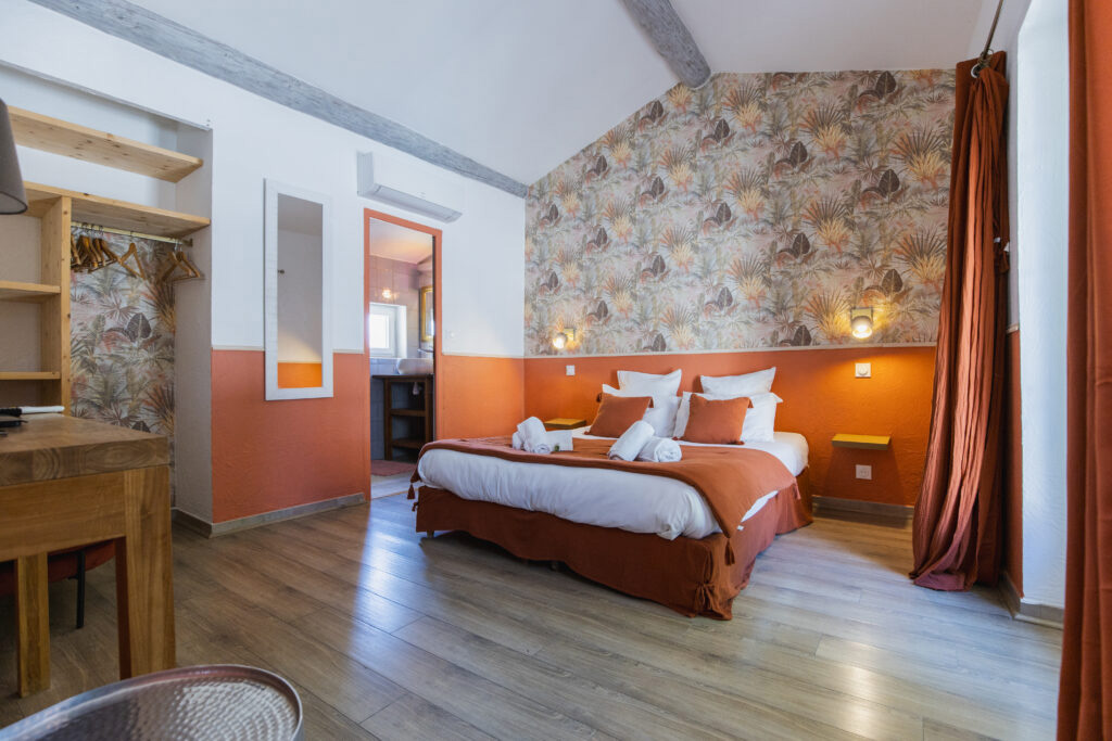 Chambre Petit Luberon à Manon en Luberon, décoration nature et épurée