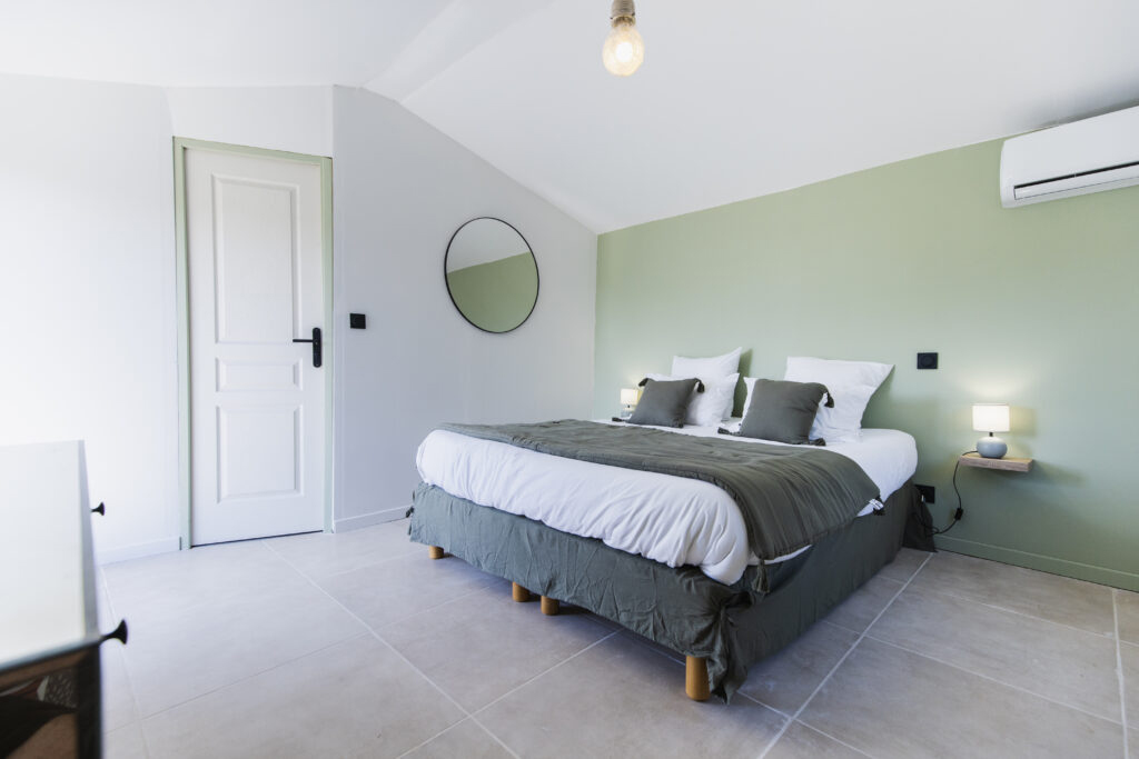 Chambre Voile de Soie à Manon en Luberon, ambiance provençale et pierres apparentes