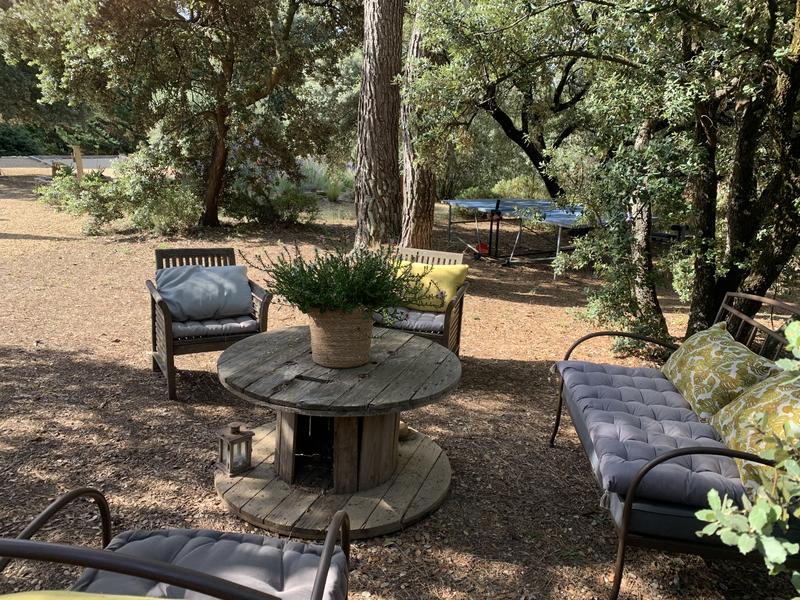 Espace de détente ombragé dans le jardin de La Villa en Luberon