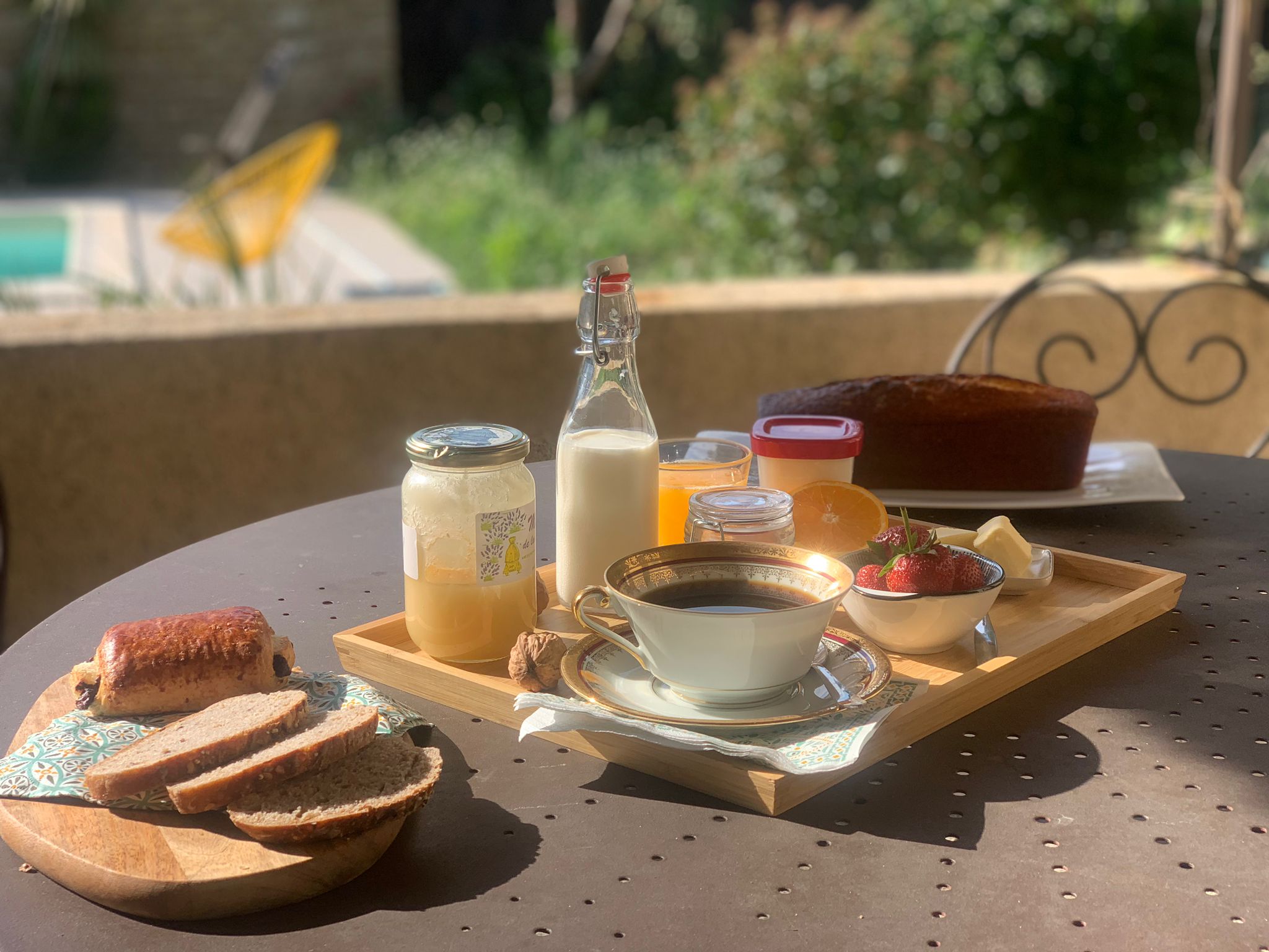 Petit-déjeuner servi à La Villa en Luberon