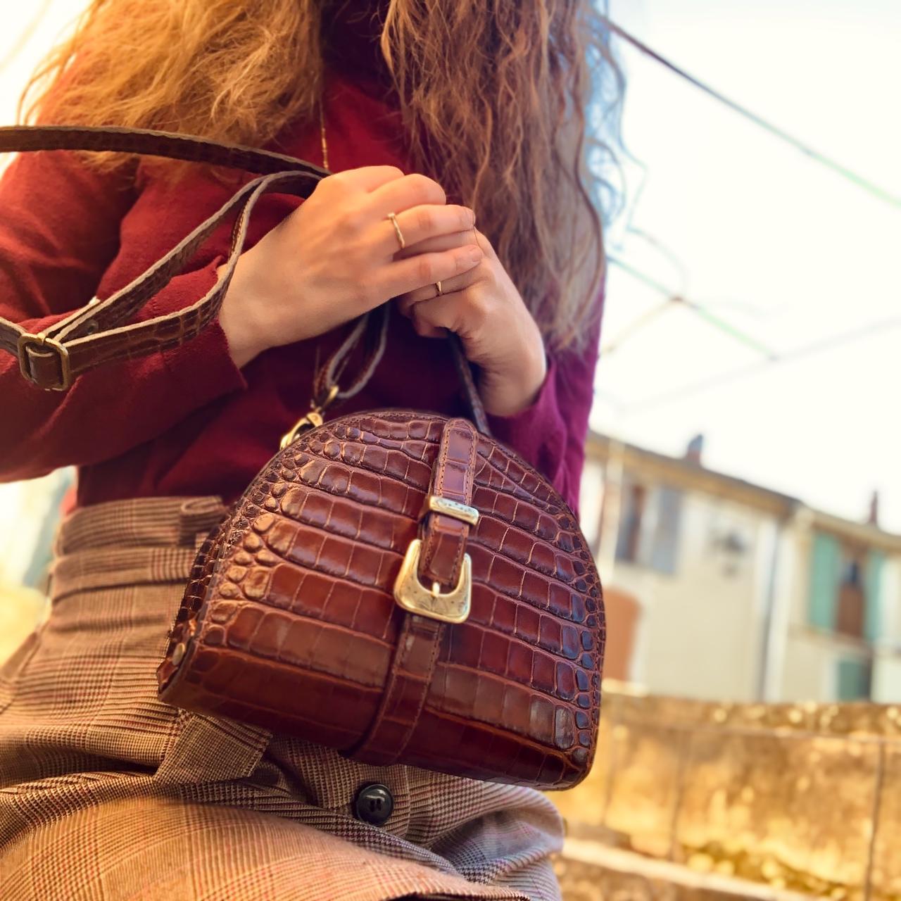Sac en cuir artisanal Maison Rottier porté en bandoulière dans le Luberon
