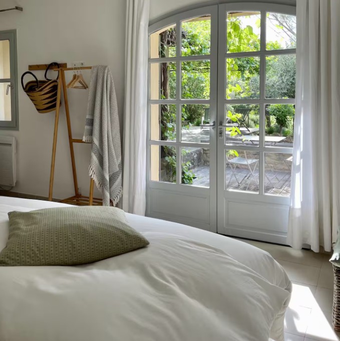 Chambre Vert Sauge - hébergement de charme en Luberon à Cabrières-d'Avignon Chambre Vert Sauge à Cabrières-d'Avignon avec vue sur le jardin, dans le Luberon