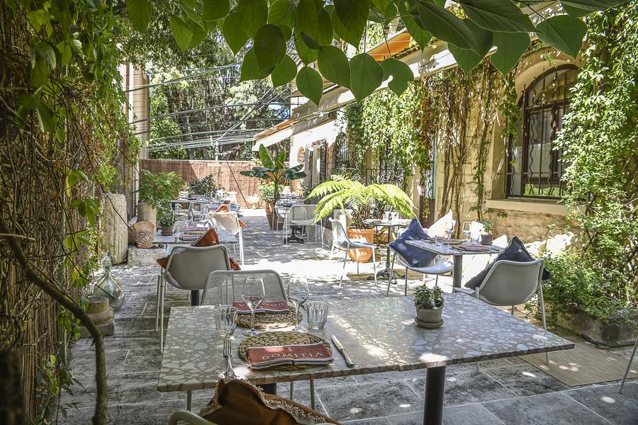 Terrasse ombragée du restaurant Domitia Maison de Cuisinier aux Beaumettes