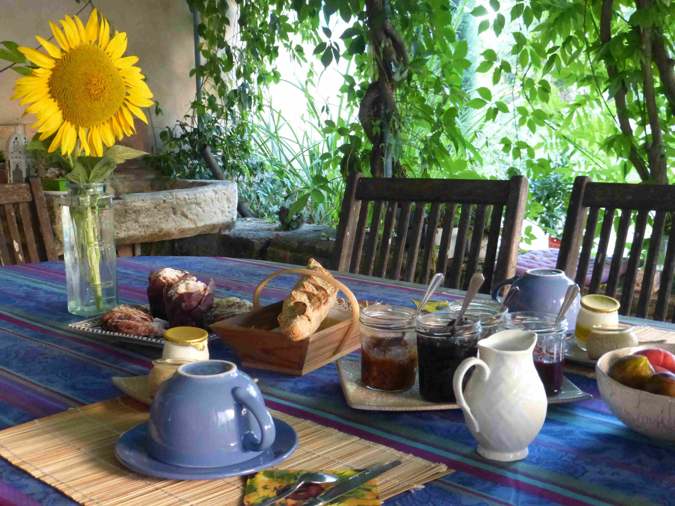 Petit-déjeuner en terrasse au Domaine du Coffre à Pertuis - confitures maison et ambiance provençale Petit-déjeuner en terrasse au Domaine du Coffre avec confitures maison, pain frais et vue sur la nature