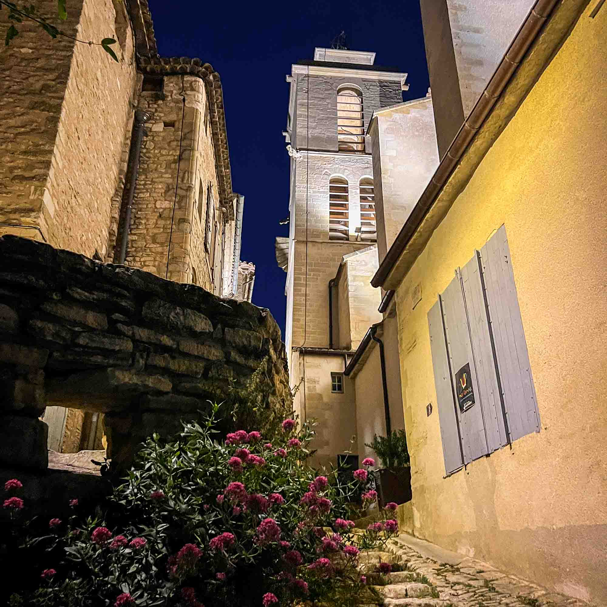 Visite nocturne de Gordes, village perché du Luberon à la tombée de la nuit