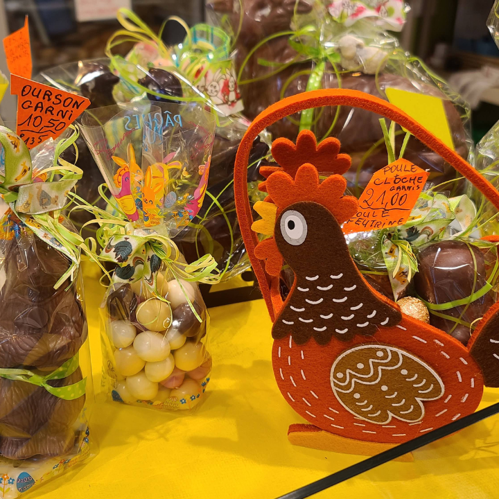 Poules en chocolat à l'occasion de Pâques à la Maison du Gibassier - Lourmarin