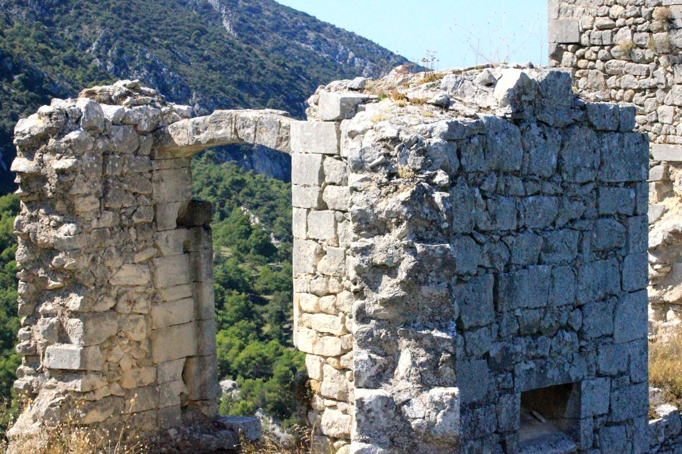 Deux randonneuses sur un sentier en crête dans le Petit Luberon