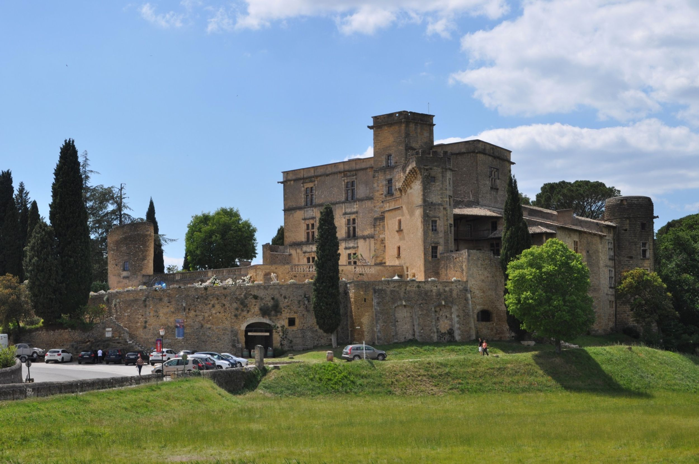 Vue du Château de Lourmarin, premier château Renaissance en Provence