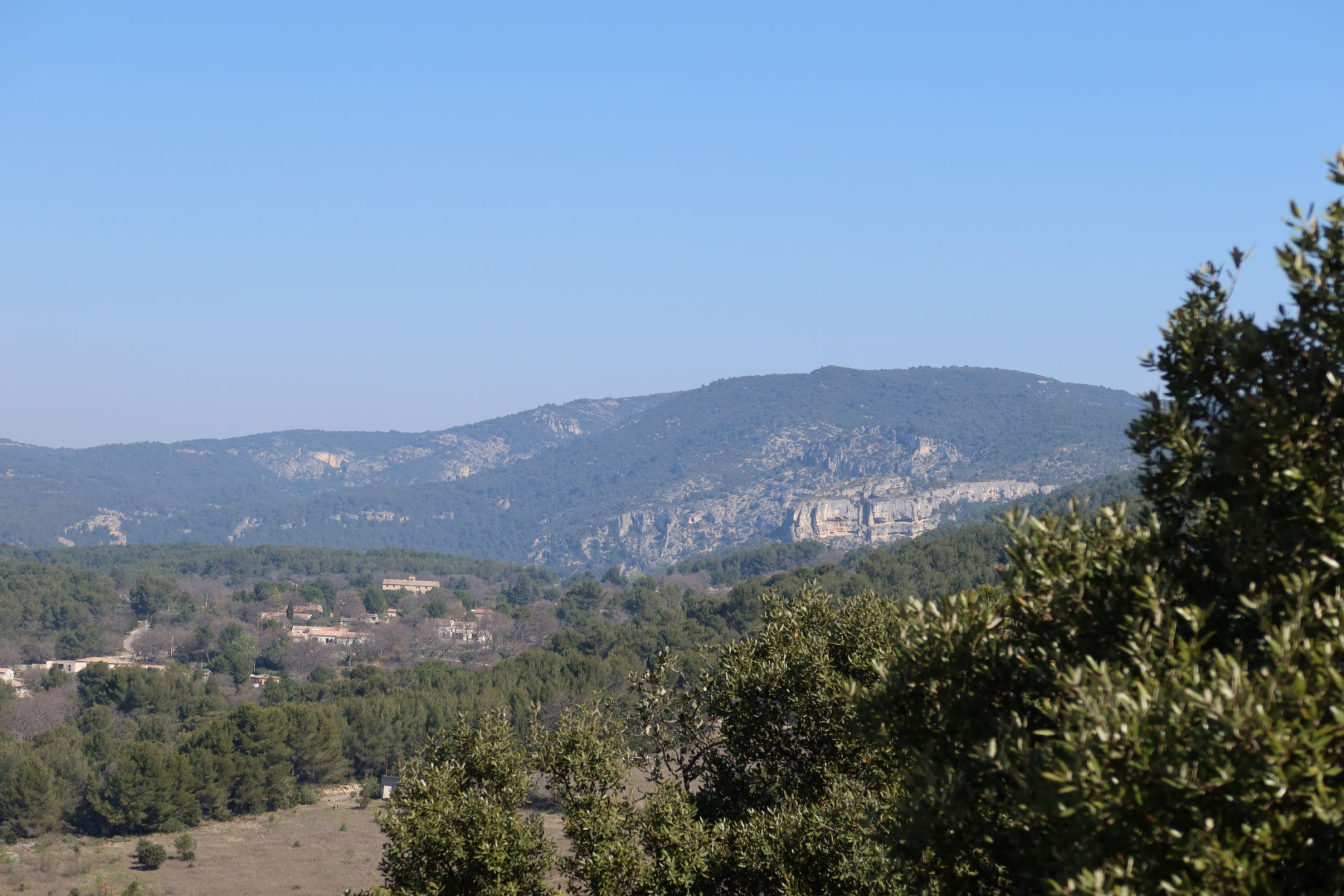 Vue sur le sentier de découverte de Lagnes dans le Luberon