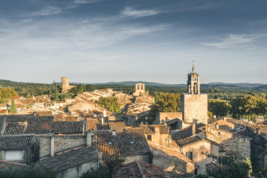 Vue sur le village de Cucuron avec son clocher et sa tour médiévale, au cœur du Luberon