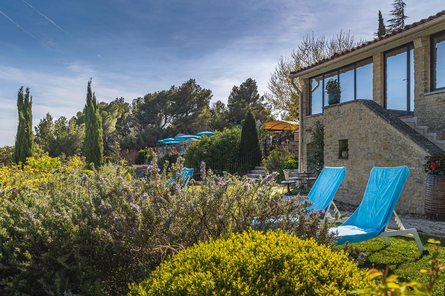Jardin paysager du Palais d’Aglaé avec espaces de détente au cœur du Luberon