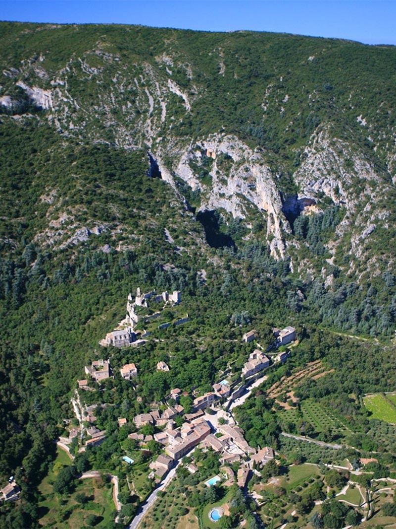 Vue aérienne d’Oppède-le-Vieux et des crêtes du Petit Luberon