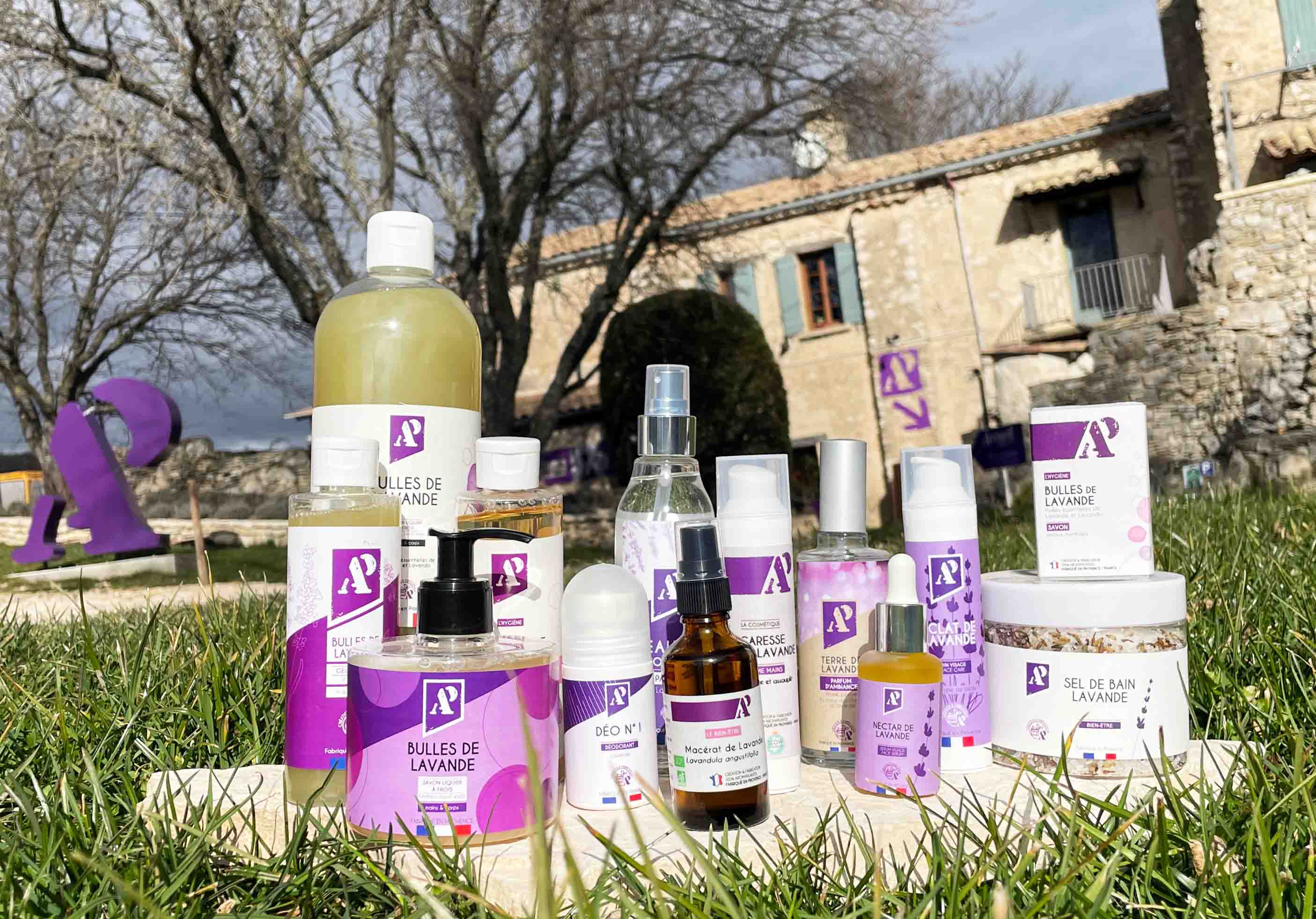 Gamme de cosmétiques à base de lavande exposée en plein air
