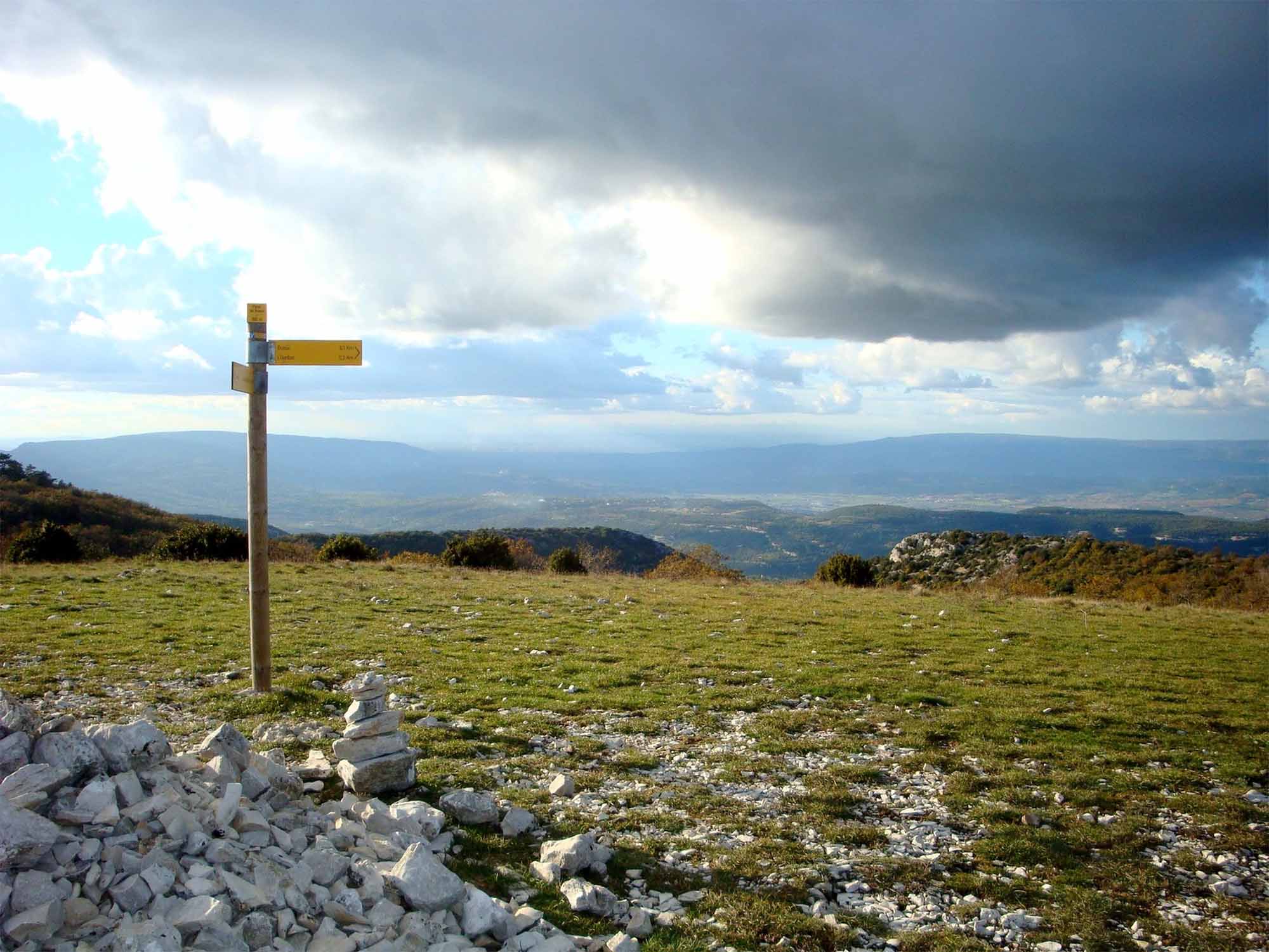 Vue sur les plateaux du Pelat de Buoux à 902 mètres d’altitude