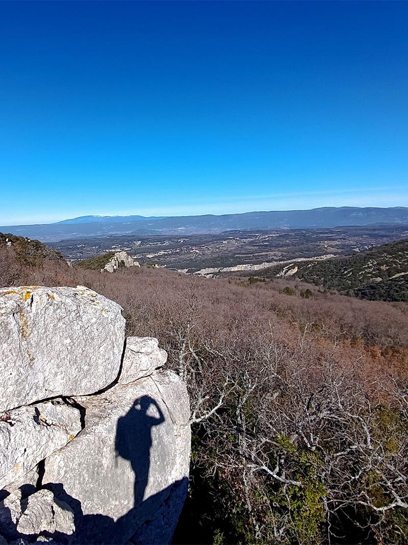 Vue panoramique sur la vallée d’Apt depuis le sentier des crêtes du Petit Luberon Panorama depuis les hauteurs rocheuses au-dessus de la vallée d’Apt