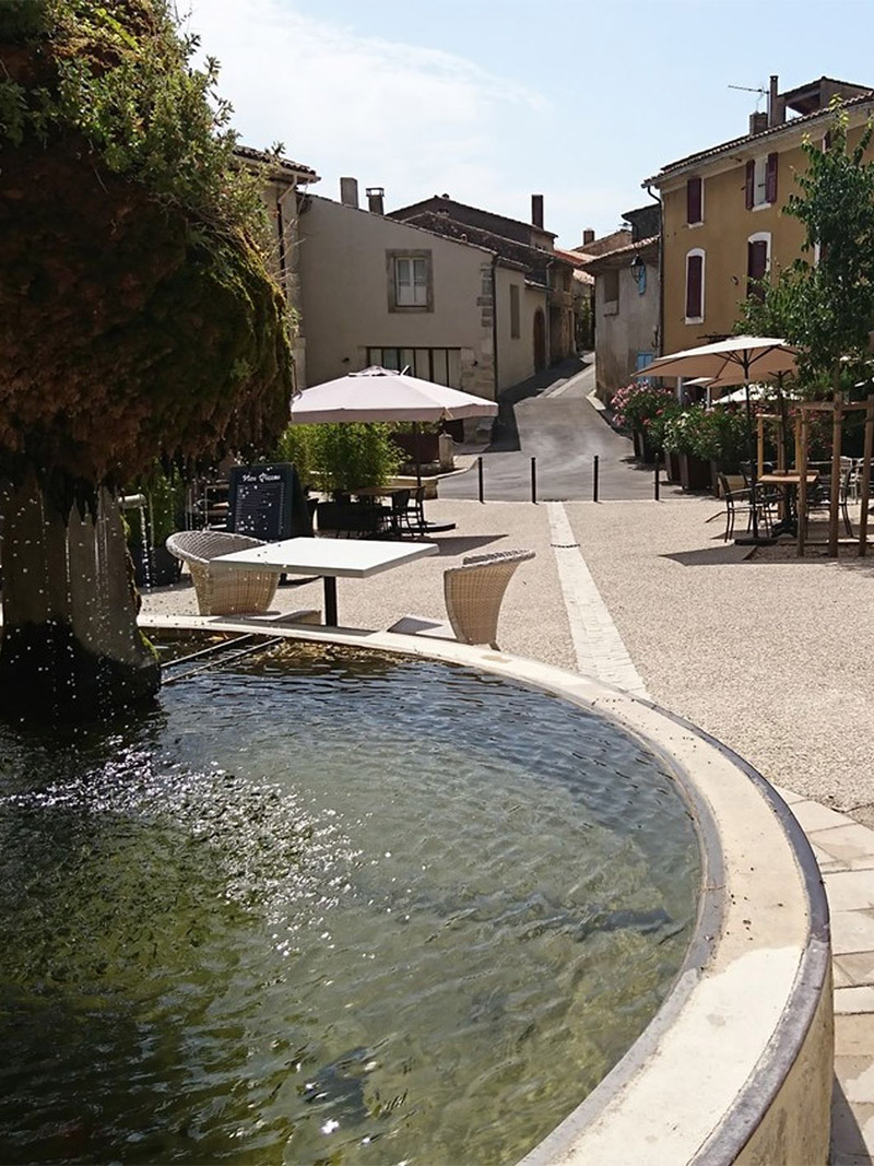 Fontaine emblématique de Vaugines, charmant village du Sud Luberon Fontaine moussue au cœur du village de Vaugines