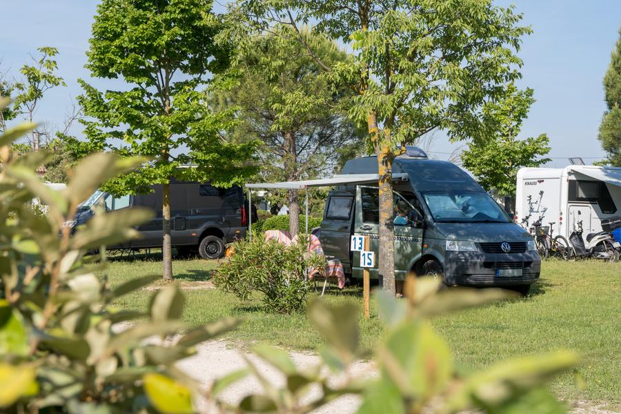 Emplacement de camping ombragé au Lubea Camping à Apt