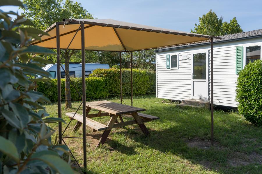 Mobil-home au Lubea Camping à Apt dans un environnement arboré
