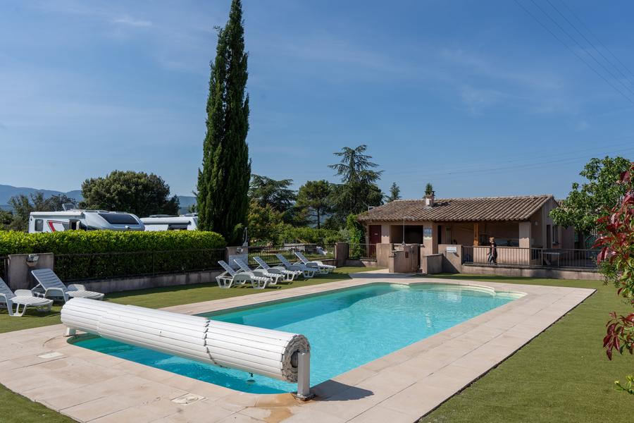 Piscine du Lubea Camping à Apt avec transats