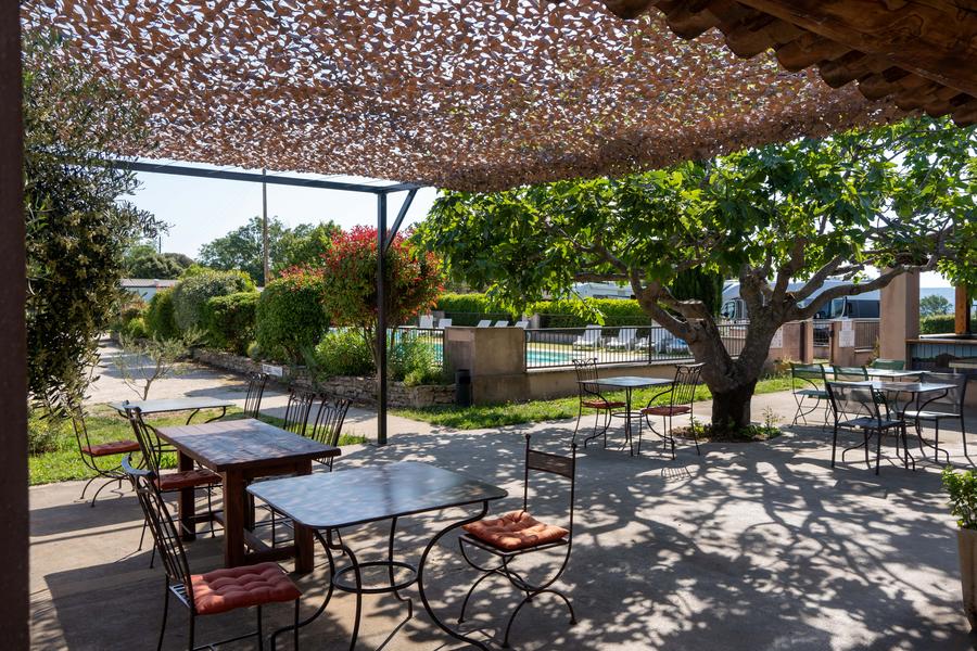 Terrasse ombragée du Lubea Camping à Apt