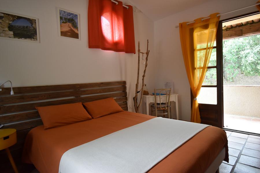 Chambre Durance avec lit double et décoration chaleureuse