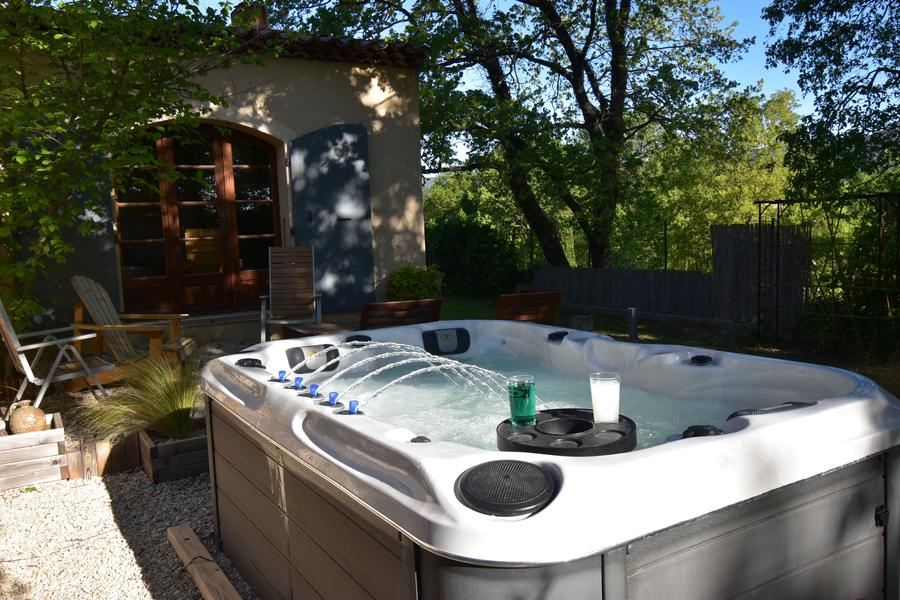 Spa en plein air dans le jardin des Chambres du Luberon à Lauris