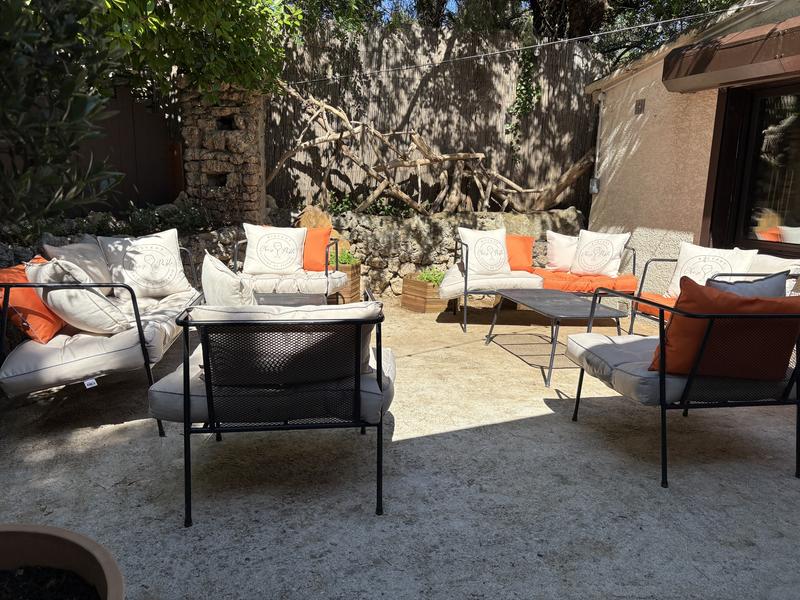 Installez-vous en terrasse au Bistrot des Cèdres - Chez Pablo, au cœur du Luberon Terrasse lounge ombragée du Bistrot des Cèdres à Cabrières-d’Avignon