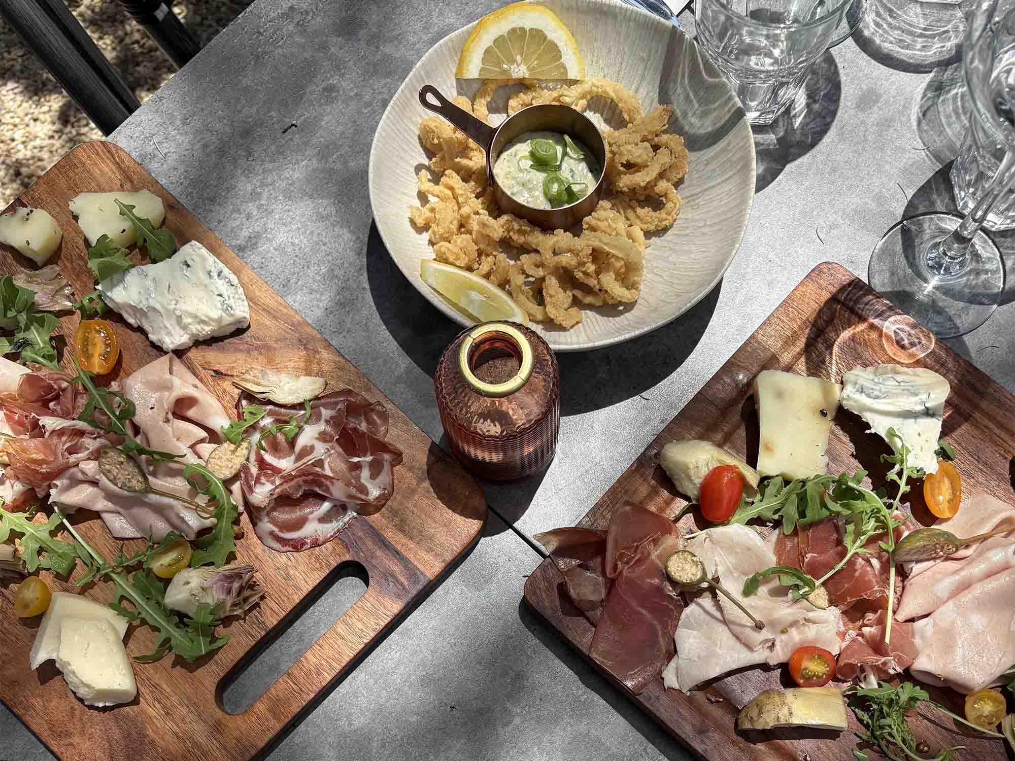 Tapas méditerranéens à partager Chez Pablo à Cabrières-d’Avignon Planches de charcuterie, fromages et tapas maison au Bistrot des Cèdres