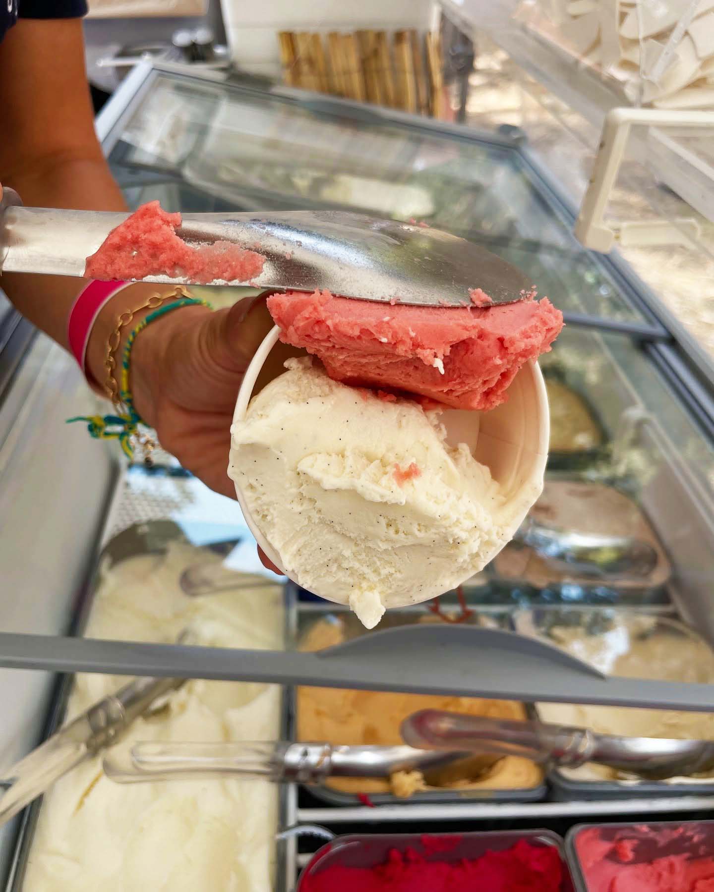 Dégustez les parfums vanille et framboise chez Miaam, ferme glacée artisanale à L'Isle-sur-la-Sorgue Glace artisanale vanille et framboise servie en pot chez Miaam à L'Isle-sur-la-Sorgue