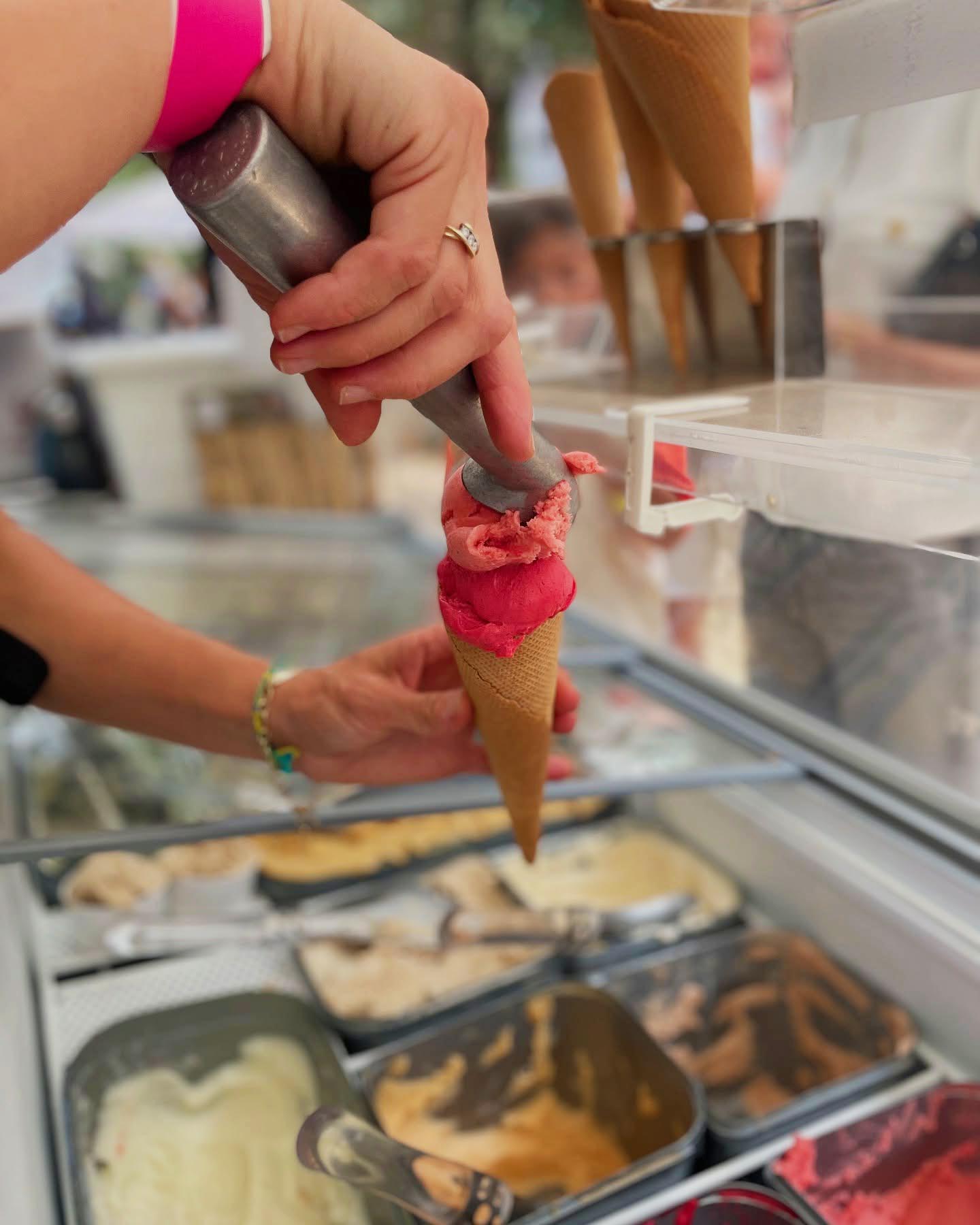 Glace artisanale à la framboise servie en cornet chez Miaam, ferme glacée à L'Isle-sur-la-Sorgue Glace artisanale à la framboise servie en cornet chez Miaam à L'Isle-sur-la-Sorgue