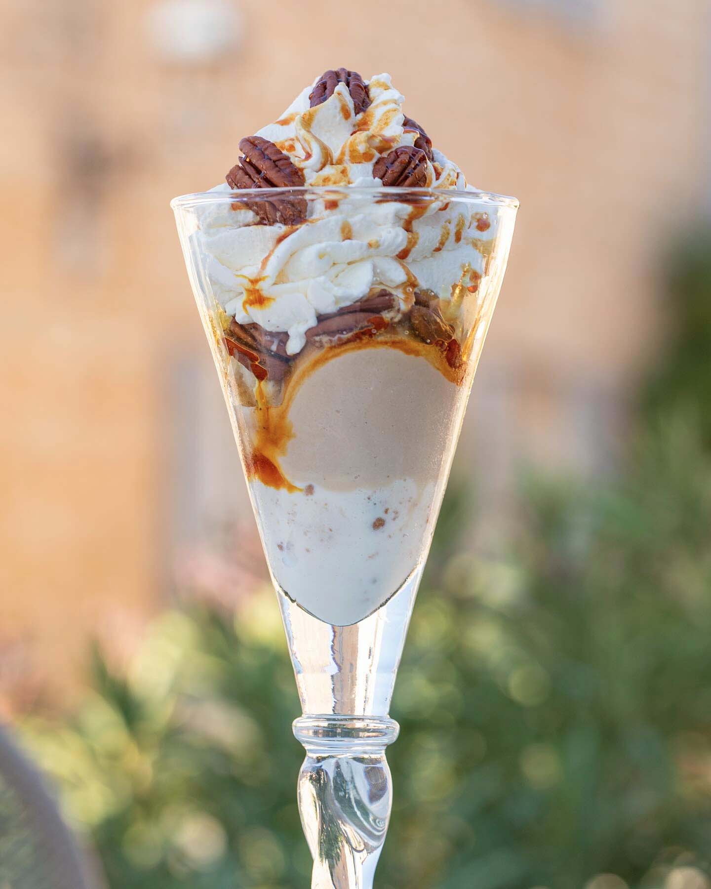 Coupe glacée Le Kiff du Chef au Quillé à Lourmarin Coupe glacée Le Kiff du Chef du glacier Le Quillé à Lourmarin avec cookies, noix de pécan, noisette et vanille