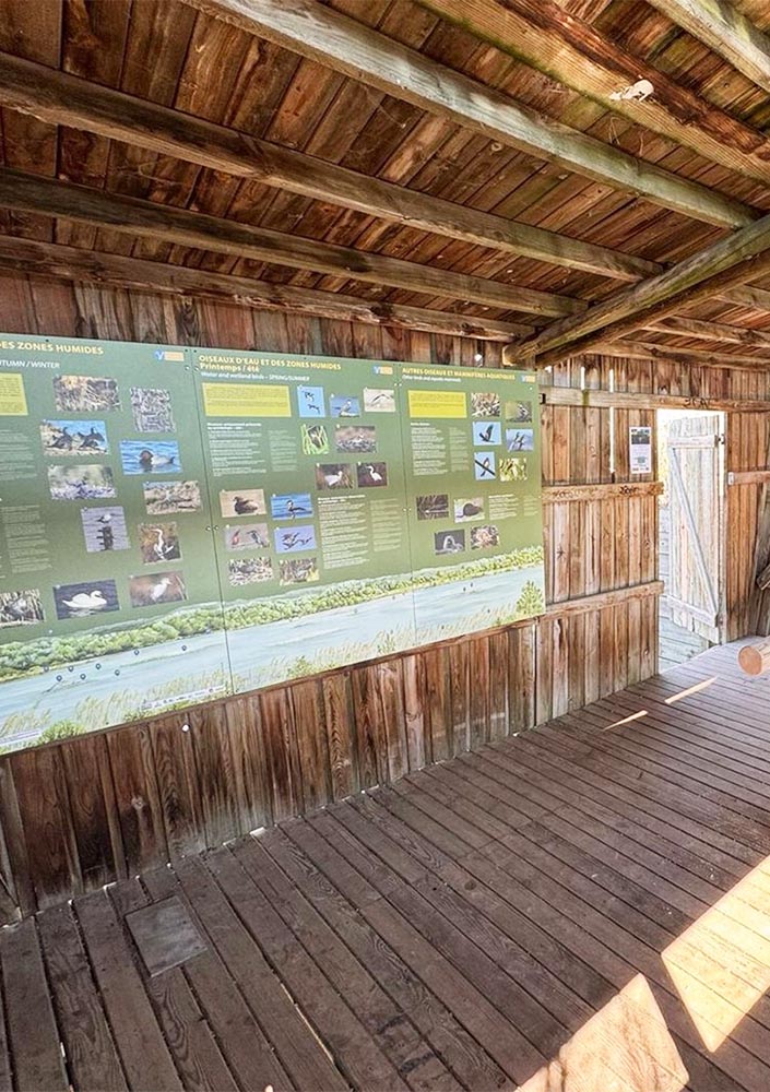 Observatoire ornithologique en bois au bord du plan d’eau de Mallemort