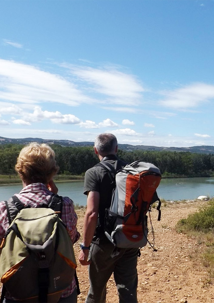 Randonnée à Mérindol le long de la Durance – couple de randonneurs avec sac à dos