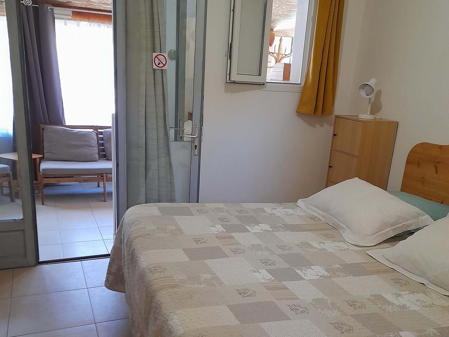 Chambre Luberon avec terrasse ombragée chez Cécile à Lagnes