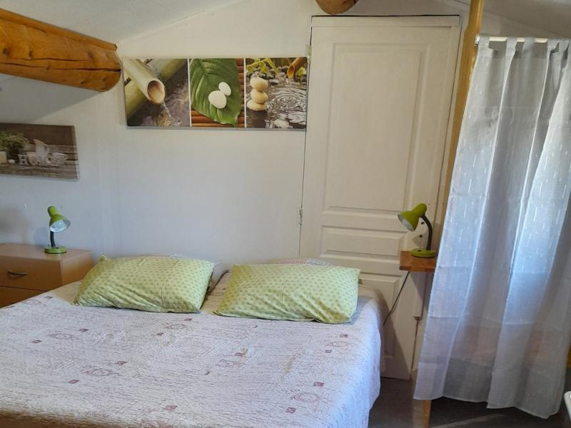 Suite Vaucluse avec terrasse en bois et vue sur la piscine chez Cécile à Lagnes