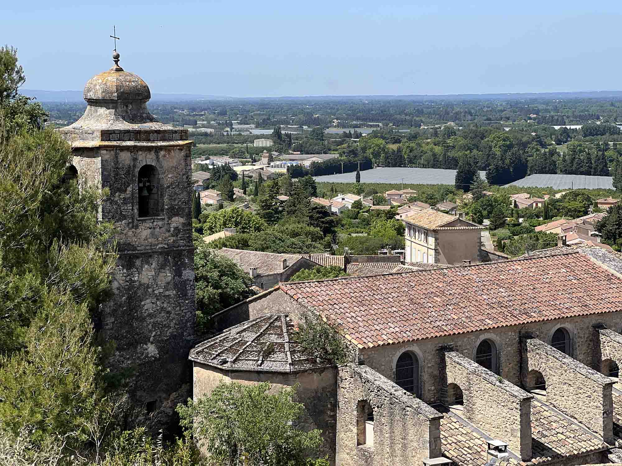 Panorama sur le village de Lagnes et les reliefs environnants depuis la Croix de Lagnes