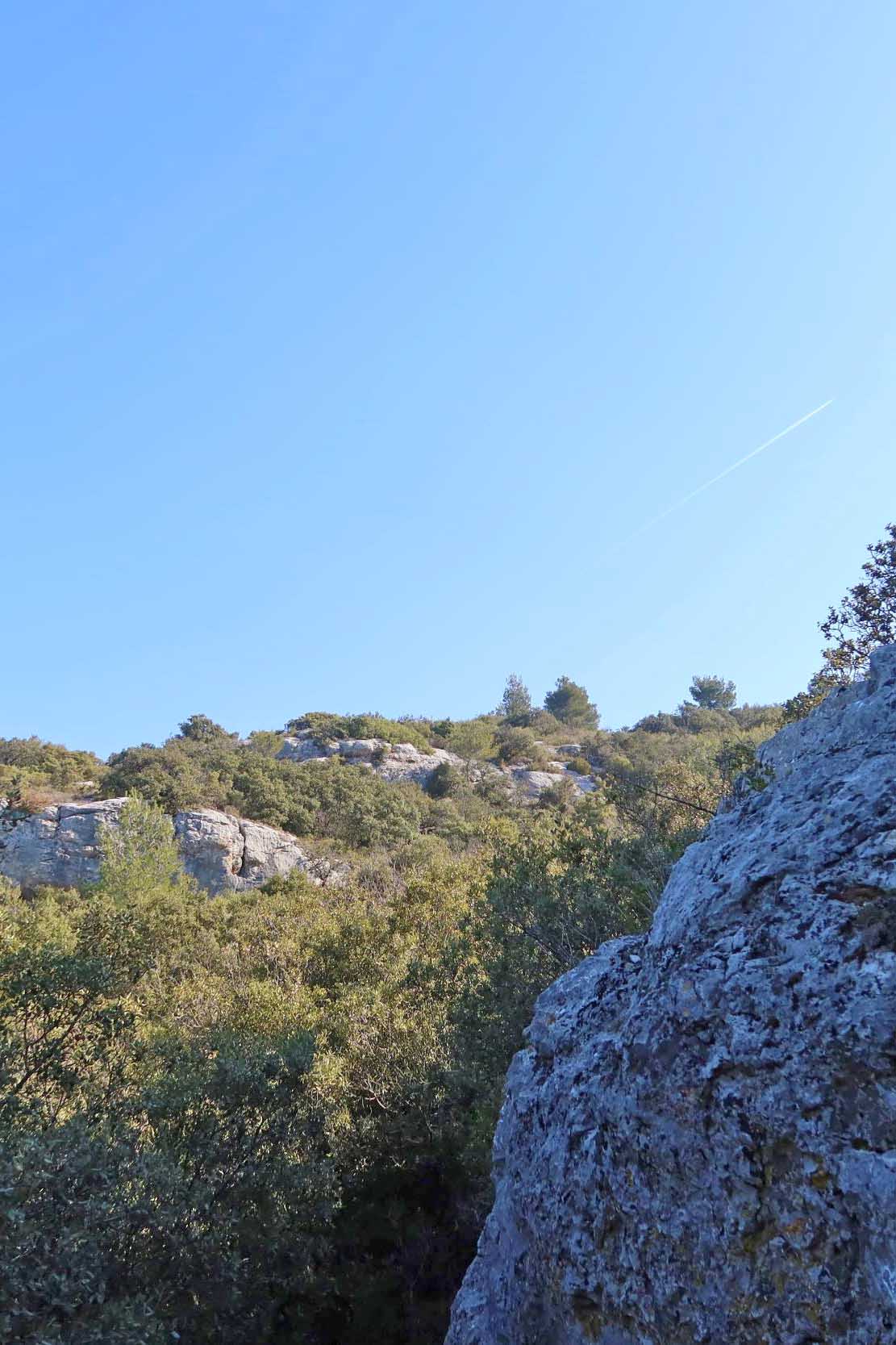 Rochers du Pieï visibles depuis le sentier de Lagnes Vue sur les rochers du Pieï depuis le sentier de découverte de Lagnes