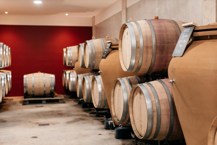 Barriques dans le chai du Domaine Perréal