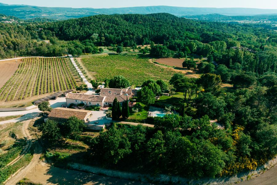 Vue aérienne du Domaine Perréal entouré de vignes et de nature dans le pays d’Apt