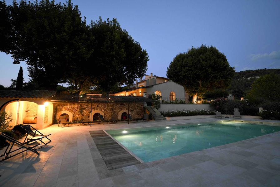 Piscine et hébergements du Domaine Perréal à la tombée du jour