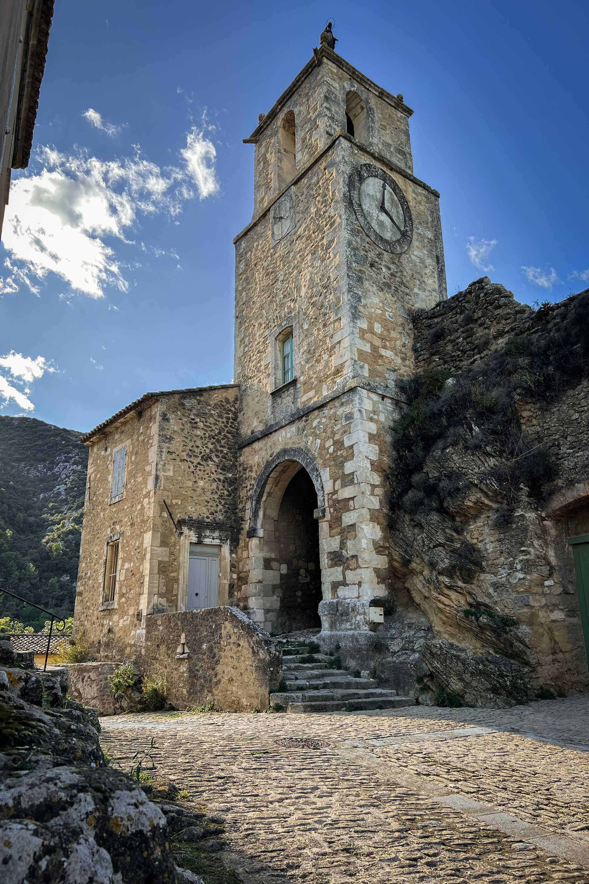 Beffroi de Maubec à l'automne