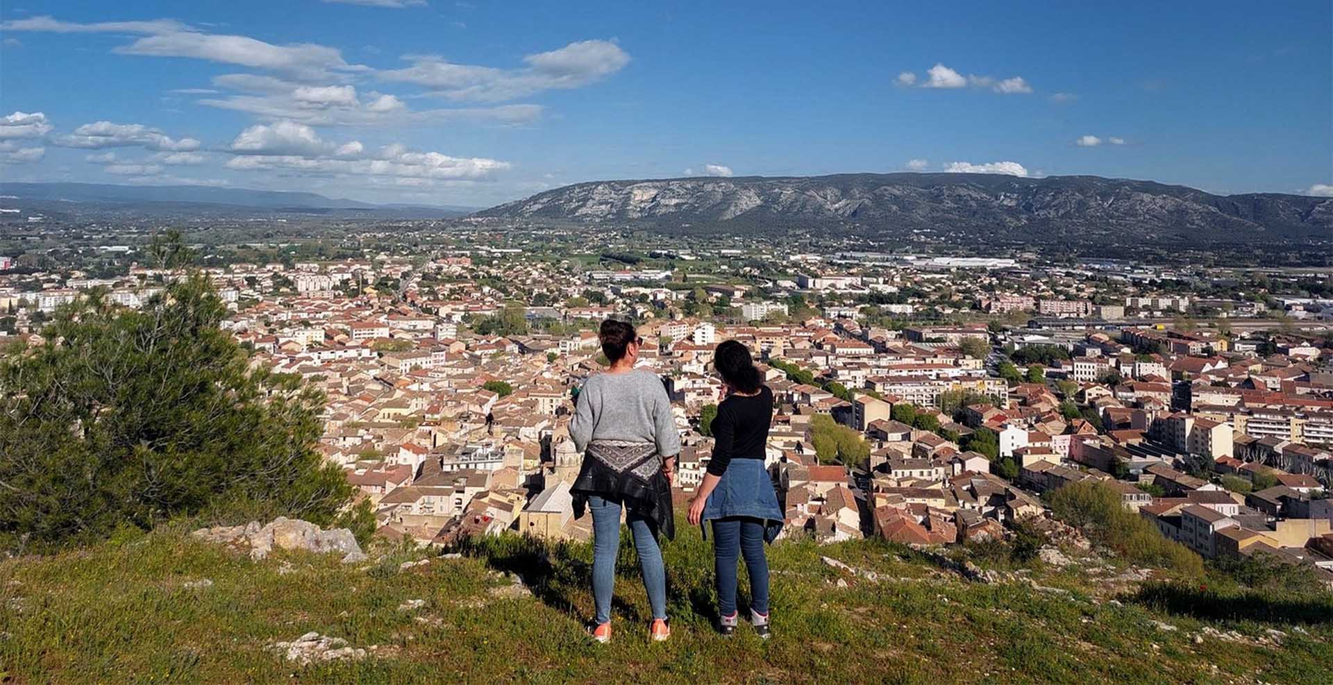 Vue panoramique sur Cavaillon, le Mont Ventoux, les Monts de Vaucluse et le massif du Luberon depuis la Colline Saint-Jacques