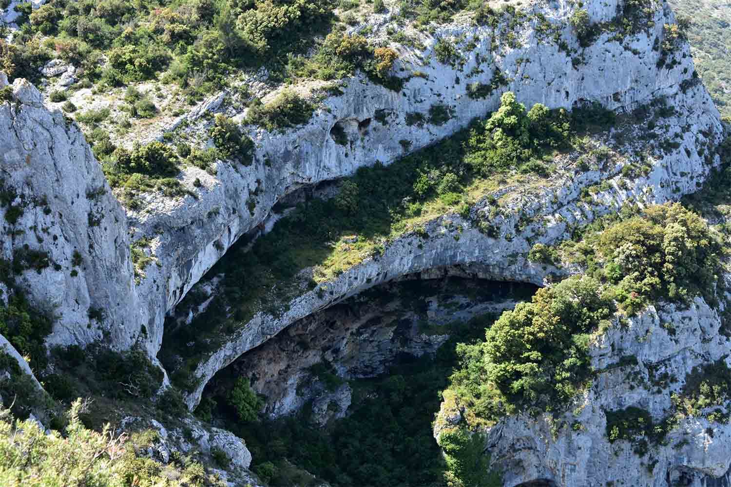 Vue sur la randonnée des Rochers de Baude et du Crâne de Colombier à Robion