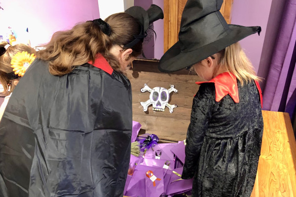 Coffre-fort des sorciers et cadeaux pour les enfants déguisés au Musée de la Lavande Enfants déguisés découvrant le coffre-fort des sorciers au Musée de la Lavande Luberon